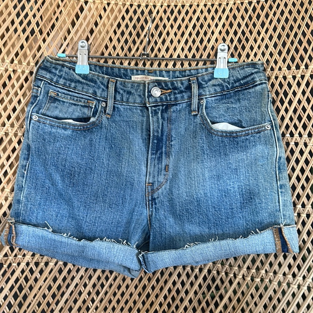 Levi’s CUSTOM high rise jean shorts sz29
